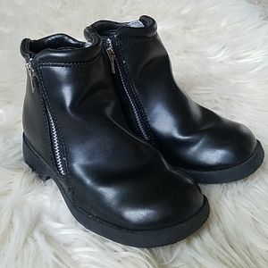 Black‎ zippered ankle boots